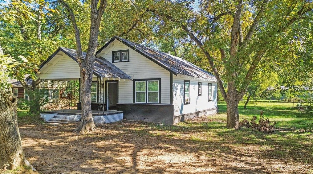 806 N 6th St, Mapleton, TX 75835