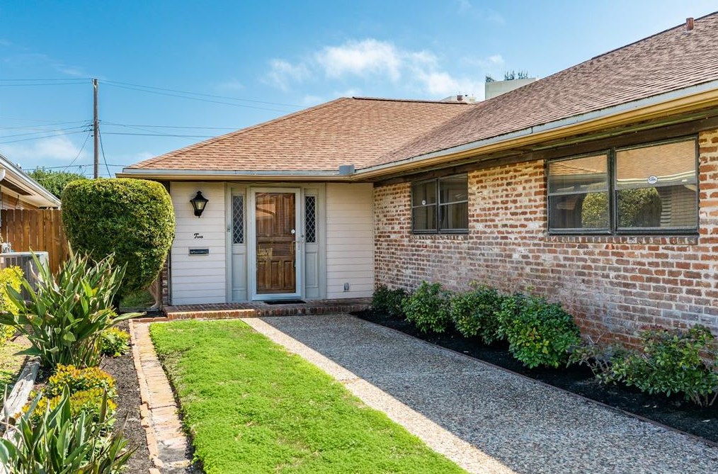 2 Adler Cir, Galveston, TX 77551-5828