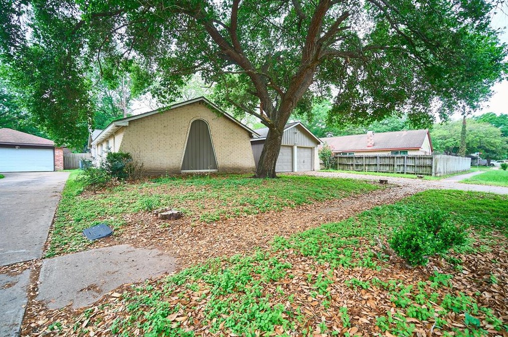 923 Kenforest Dr, Missouri City TX  77489-2136 exterior