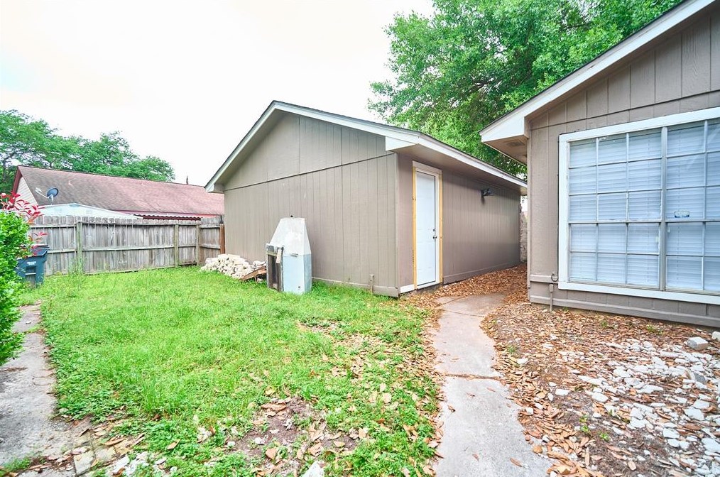 923 Kenforest Dr, Missouri City TX  77489-2136 exterior