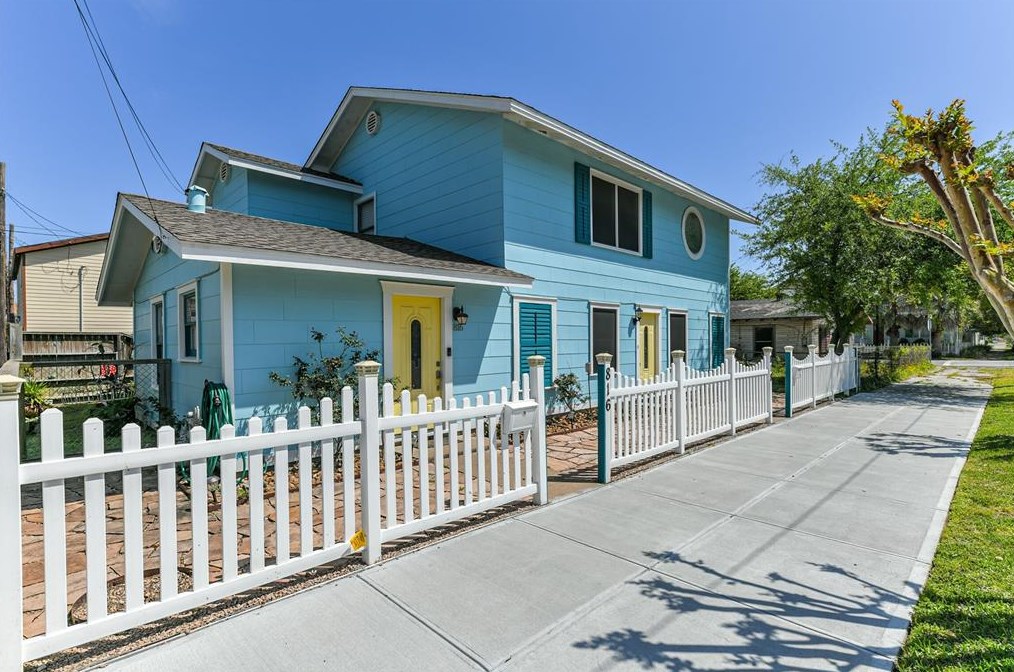 816 11th St, Galveston, TX 77550
