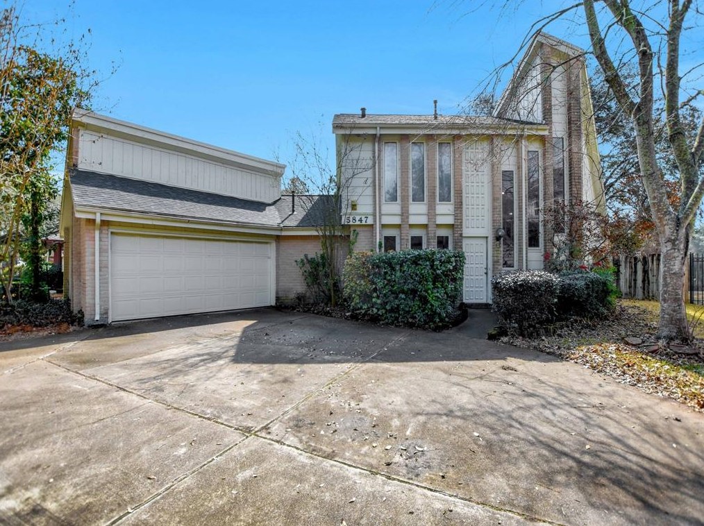 5847 Green Falls Dr, Houston, TX 77088-4102