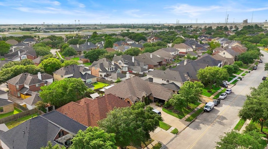 6423 Silver Crescent Dr, Houston TX  77064-5547 exterior