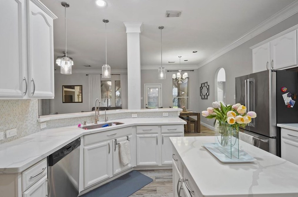 6423 Silver Cres Dr, Houston TX  77064-5156 exterior