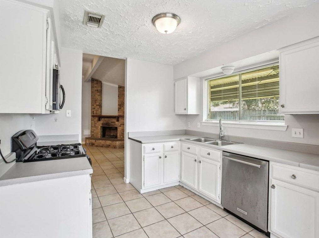 350 Vlg Crk Dr, Houston TX  77598-2612 exterior