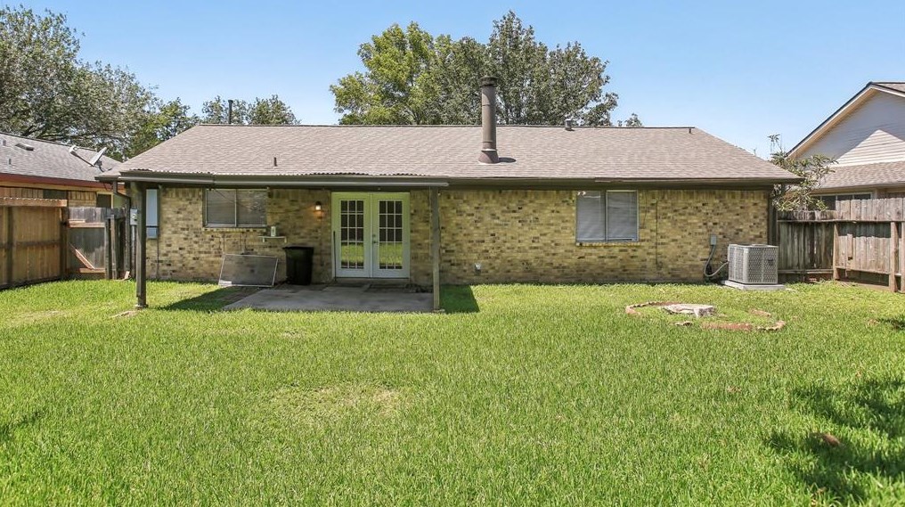 350 Vlg Crk Dr, Houston TX  77598-2612 exterior