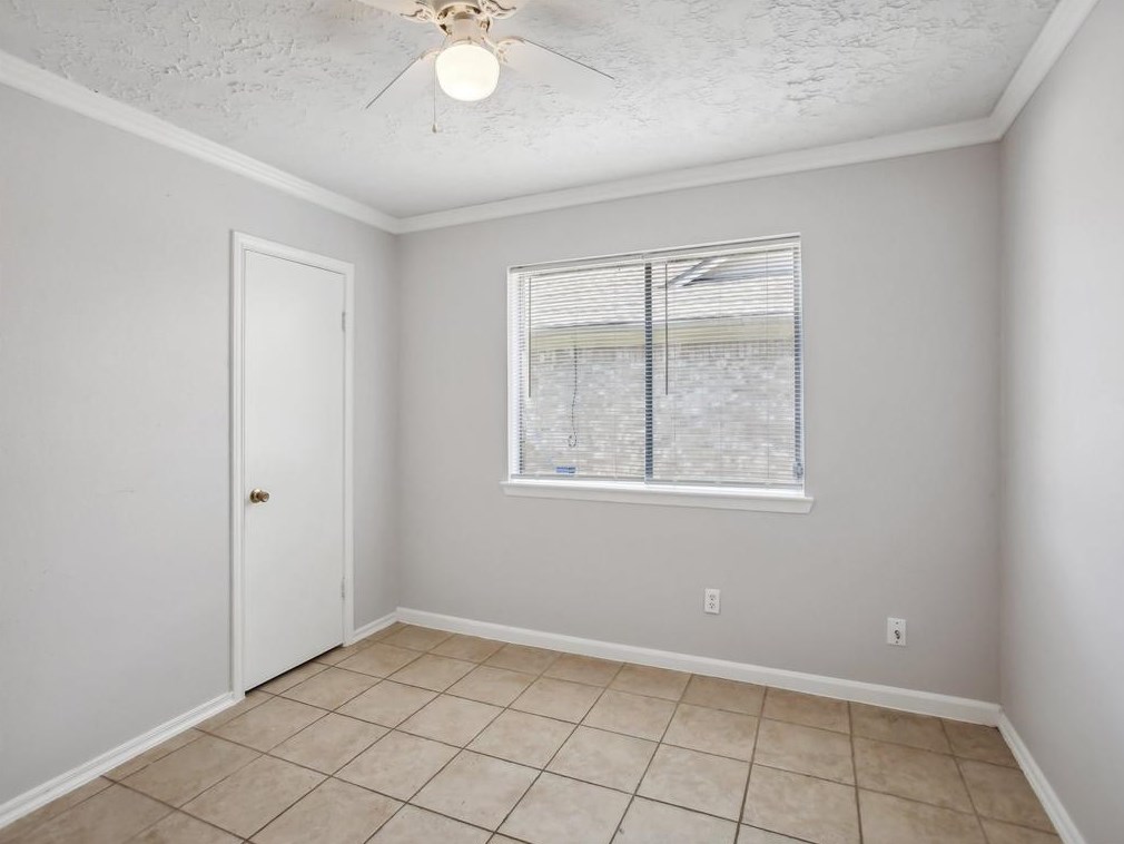 350 Vlg Crk Dr, Houston TX  77598-2612 exterior