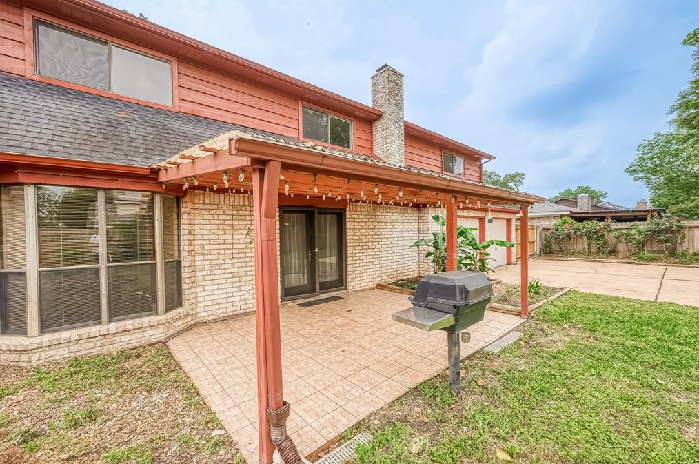 9314 Bankside Dr, Houston TX  77096-5611 exterior