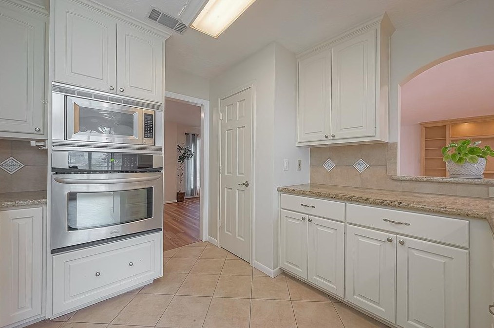 9314 Bankside Dr, Houston TX  77096-5611 exterior