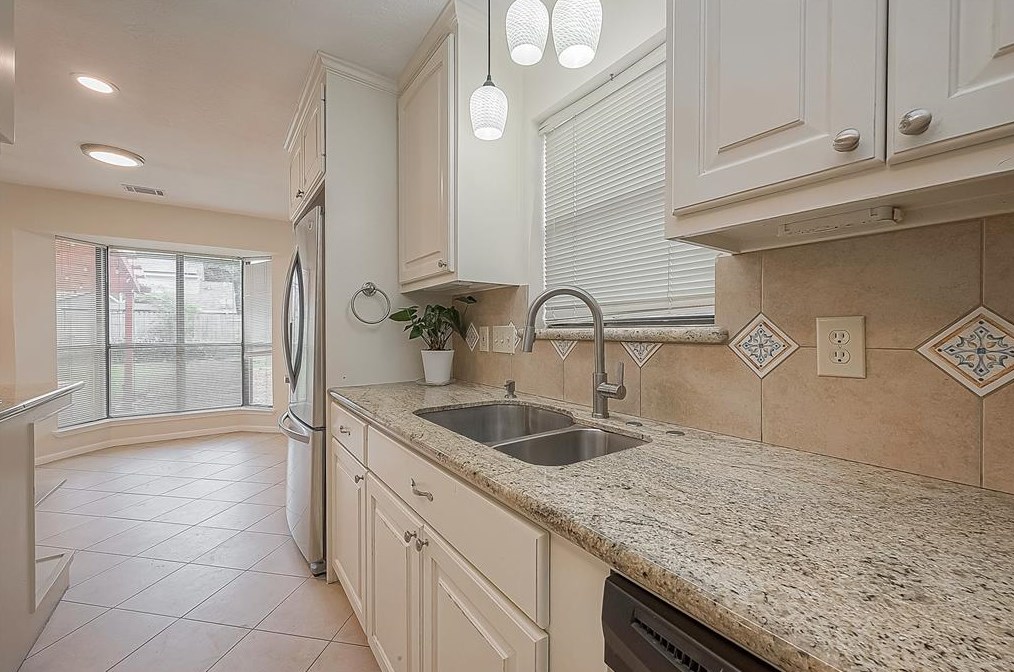 9314 Bankside Dr, Houston TX  77096-5611 exterior