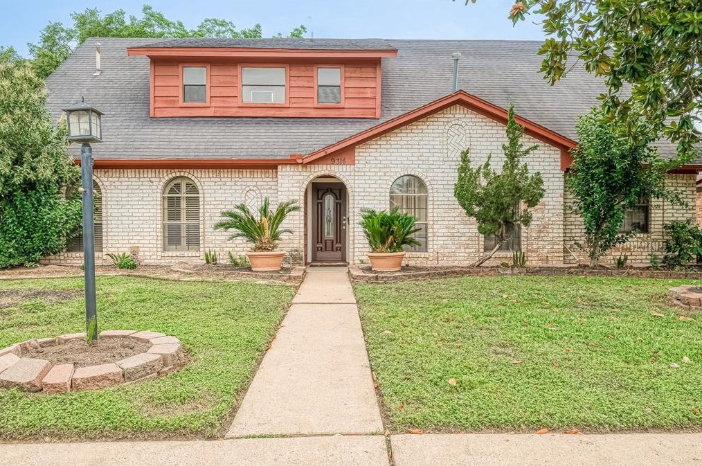 9314 Bankside Dr, Houston TX  77096-5611 exterior