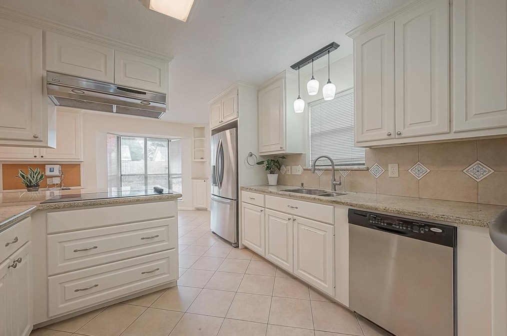 9314 Bankside Dr, Houston TX  77096-5611 exterior