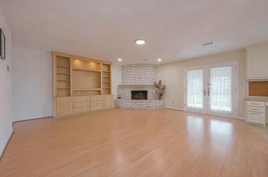 9314 Bankside Dr, Houston TX  77096-5611 exterior