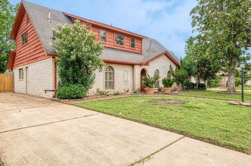 9314 Bankside Dr, Houston TX  77096-5611 exterior