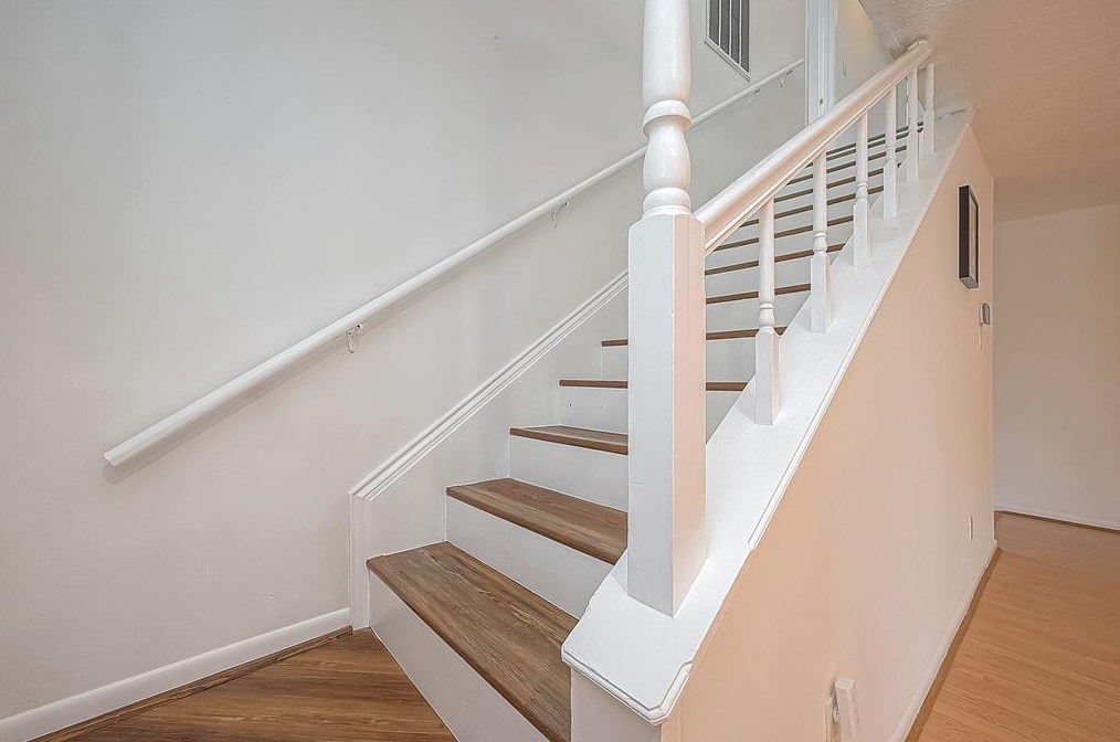 9314 Bankside Dr, Houston TX  77096-5611 exterior