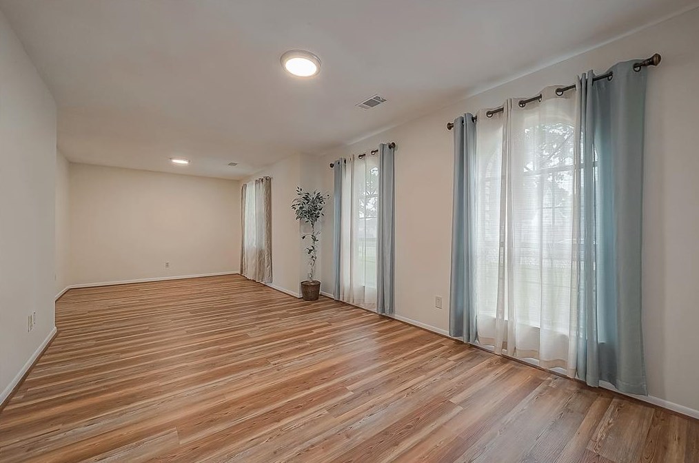 9314 Bankside Dr, Houston TX  77096-5611 exterior