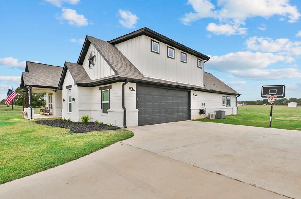 11027 Oak Lake Rd, Bryan, TX 77808