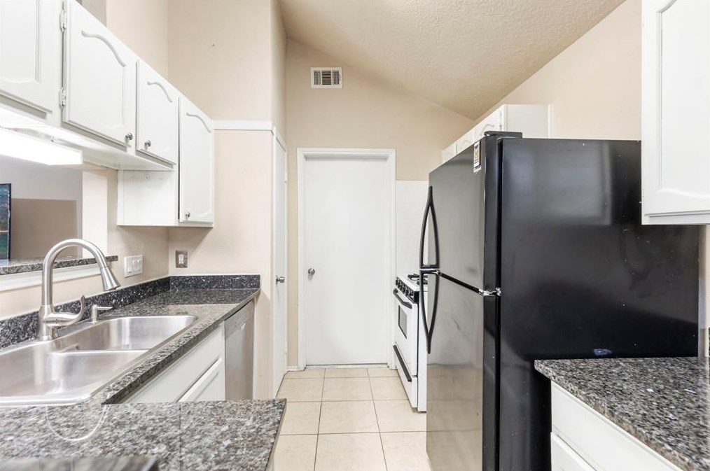 5850 Cinnamon Crk Cir, Houston TX  exterior