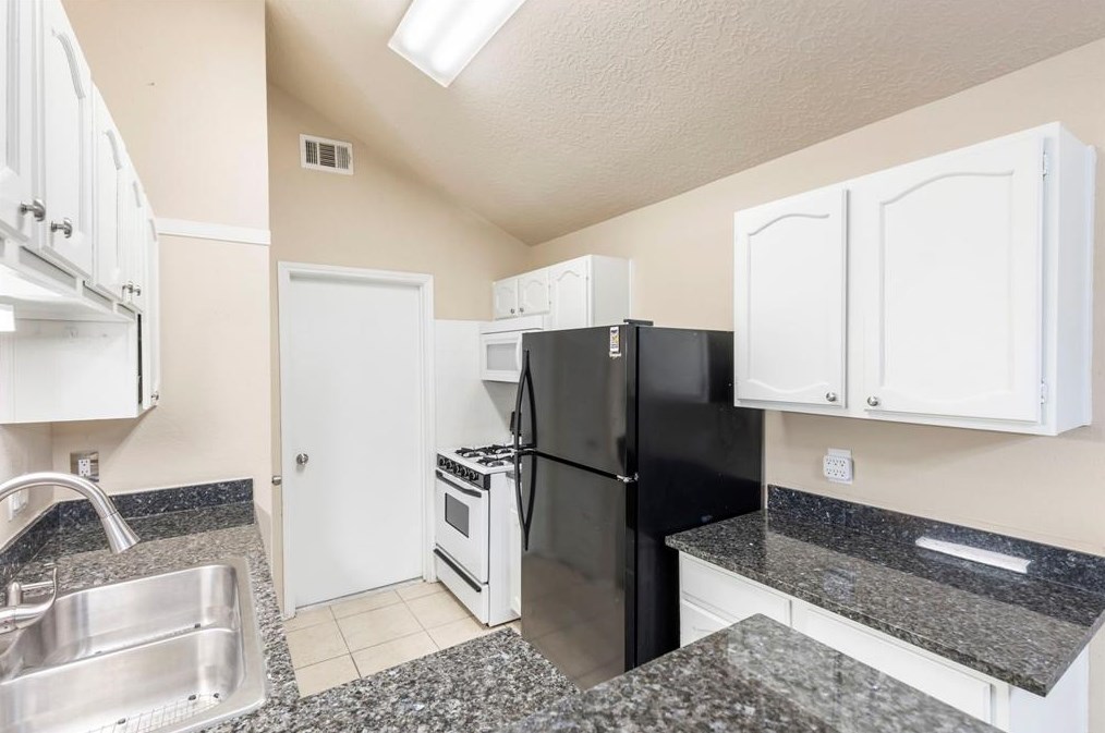 5850 Cinnamon Crk Cir, Houston TX  exterior