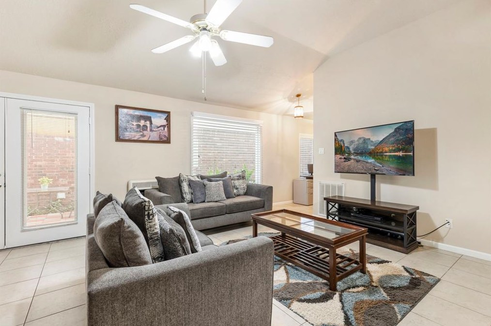 5850 Cinnamon Crk Cir, Houston TX  exterior