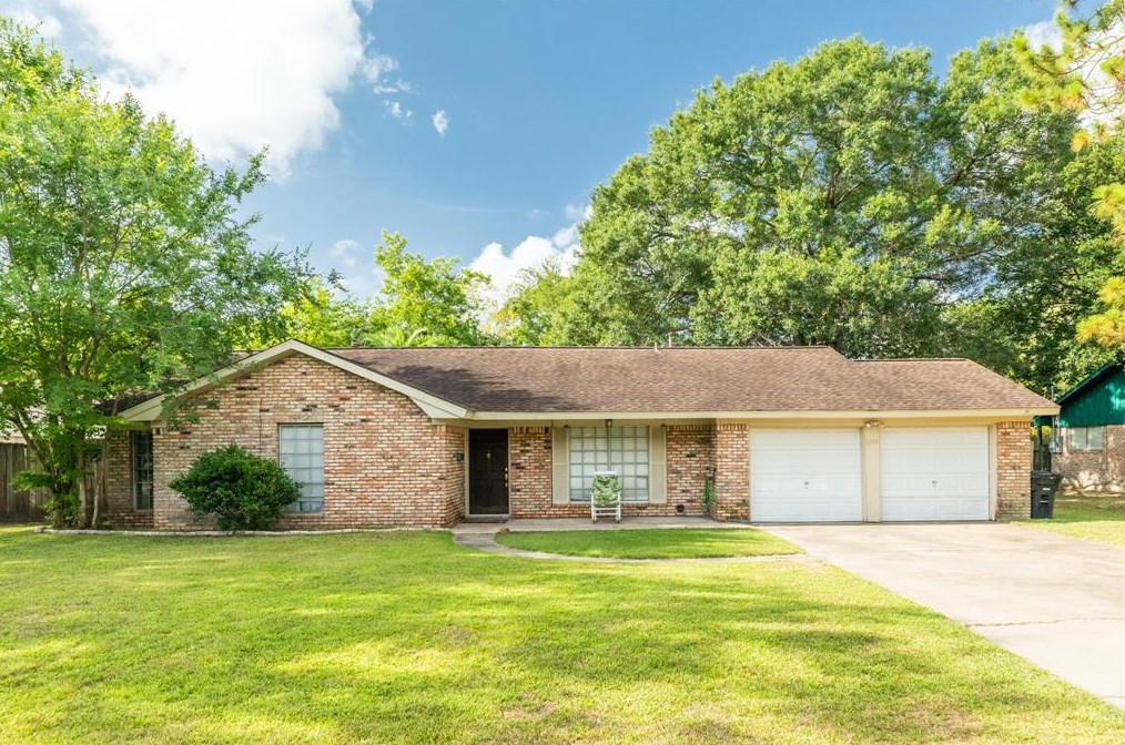1205 Carmie St, Alvin, TX 77511-3220