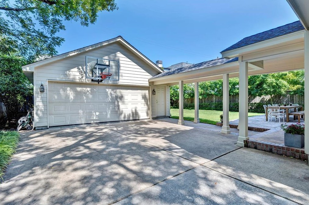 3856 Olympia Dr, Houston TX  77063-1920 exterior