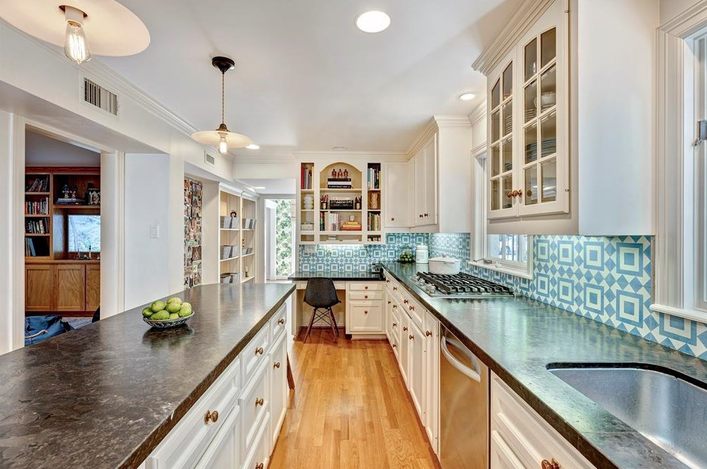 3856 Olympia Dr, Houston TX  77063-1920 exterior