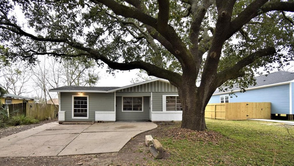 317 Cedar Dr, Hitchcock, TX 77563