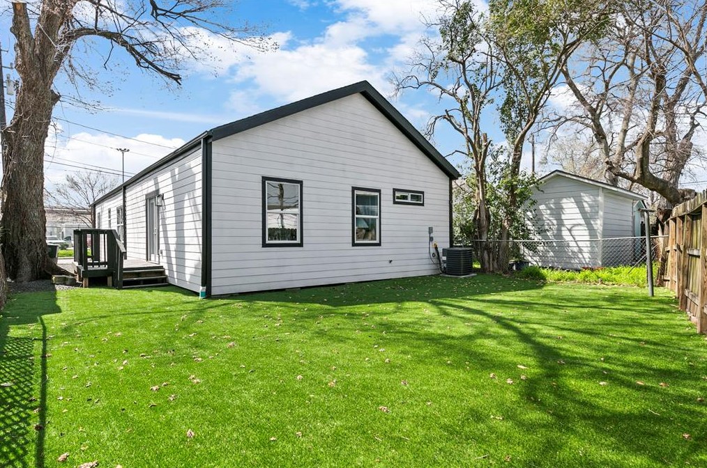 5807 Texas St, Houston TX 77011-4351 exterior