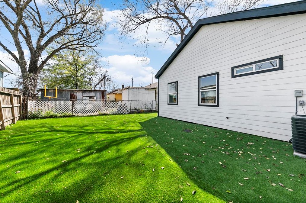 5807 Texas St, Houston TX 77011-4351 exterior