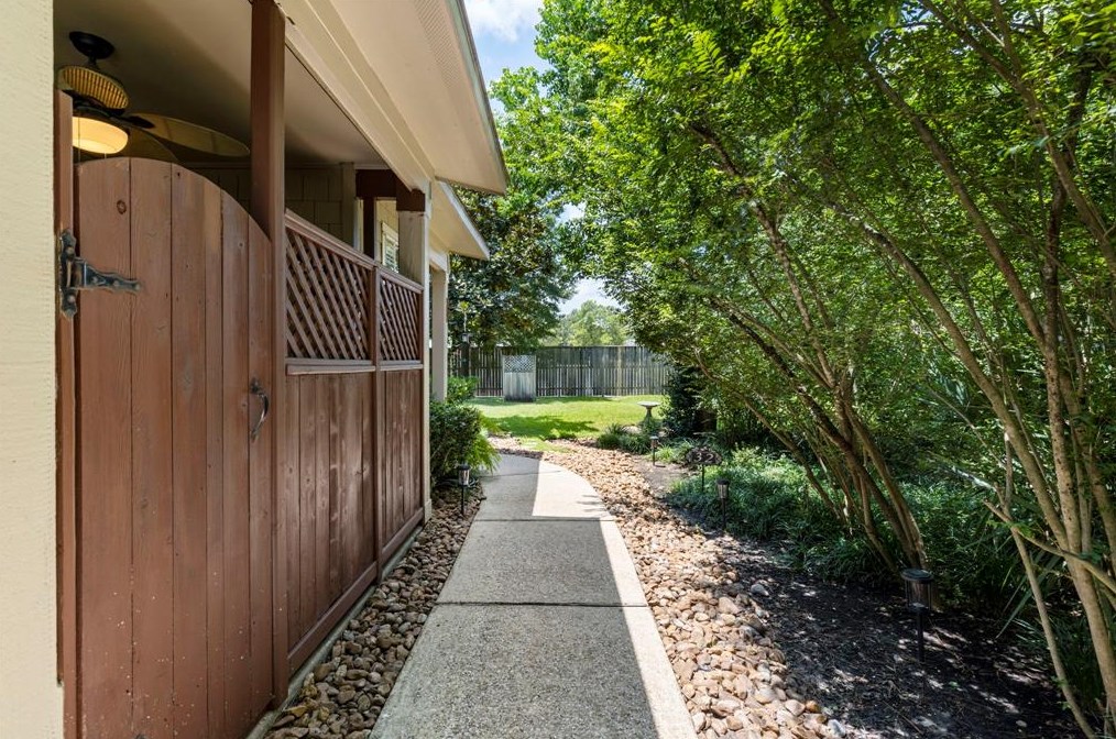 31 Scarlet Woods Ct, Spring TX  77380-2605 exterior
