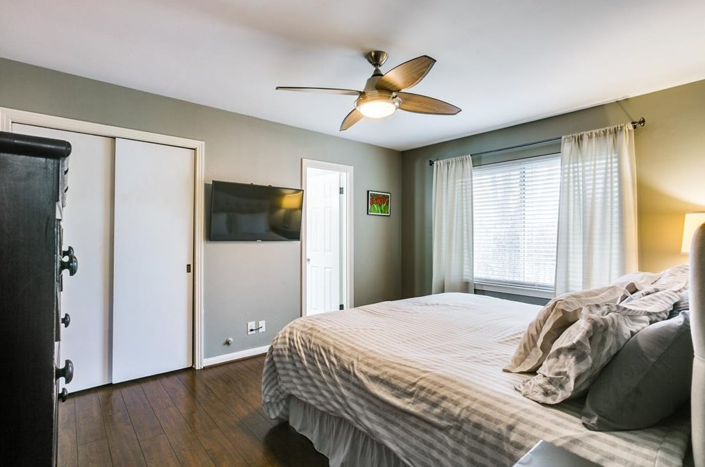 5434 Stillbrooke Dr, Houston TX  77096-5034 exterior