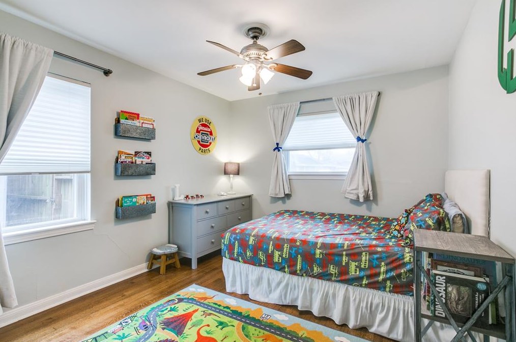 5434 Stillbrooke Dr, Houston TX  77096-5034 exterior