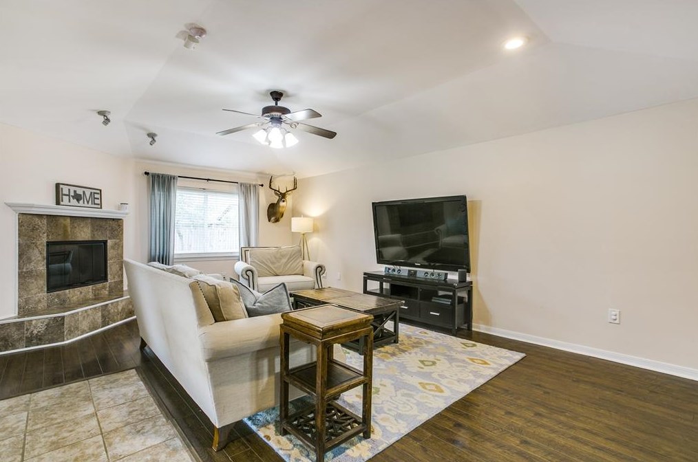 5434 Stillbrooke Dr, Houston TX  77096-5034 exterior