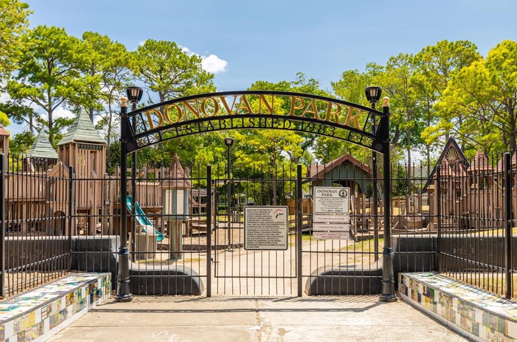627 Rutland St, Houston TX  77007-2414 exterior