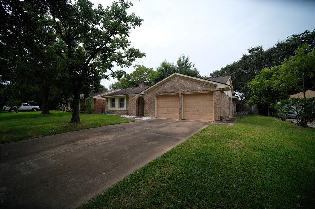 12510 Shannon Hills Dr, Houston, TX 77099-1327