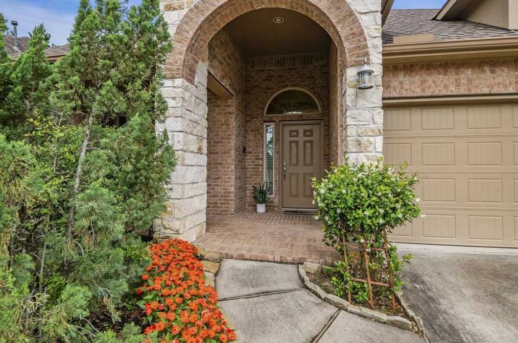 115 Chestnut Meadow Dr, Conroe, TX 77384-2103