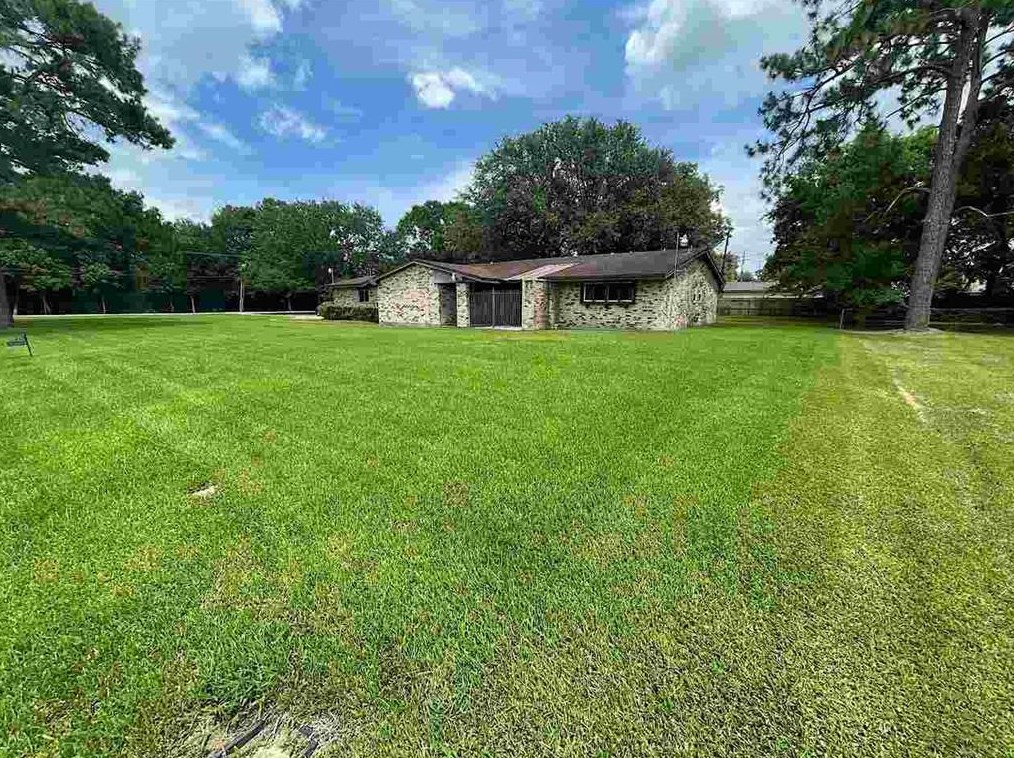 2707 Seattle St, Nederland, TX 77627