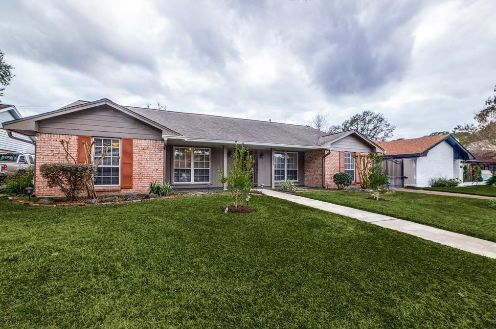 5819 Mcknight, Houston TX  77035-2326 exterior