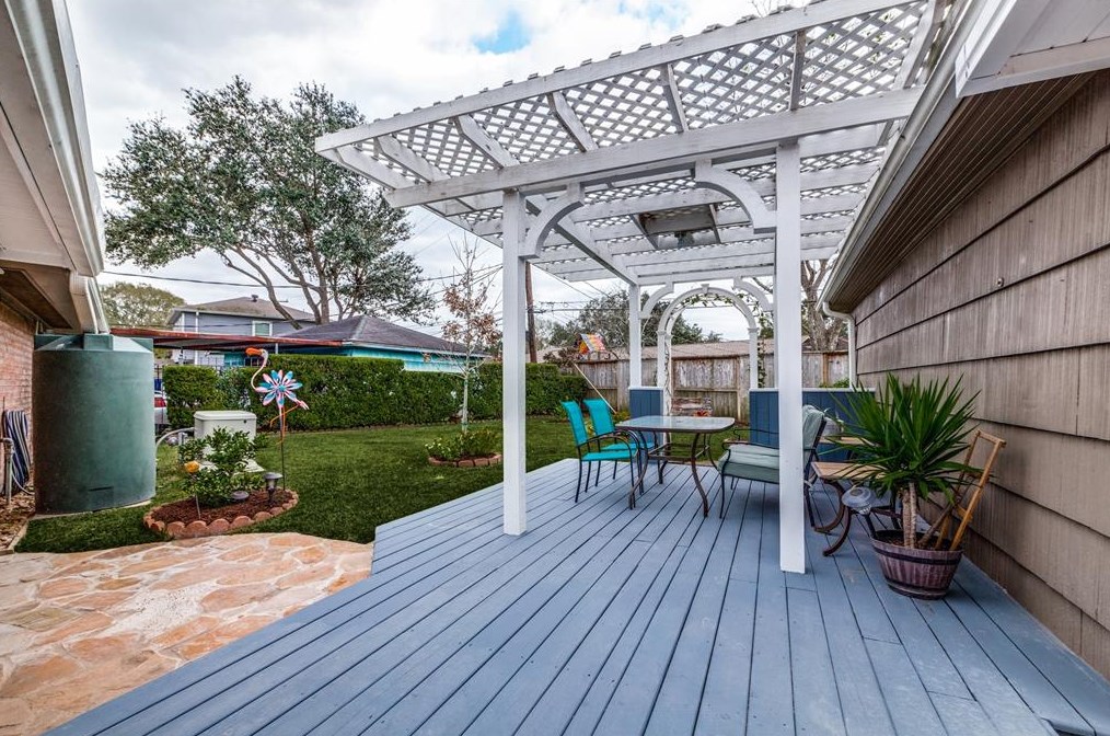 5819 Mcknight, Houston TX  77035-2326 exterior