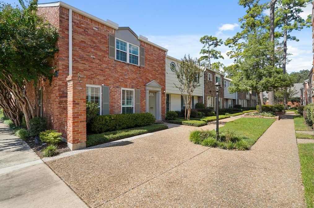 12701 Huntingwick Dr, Houston, TX 77024-4807