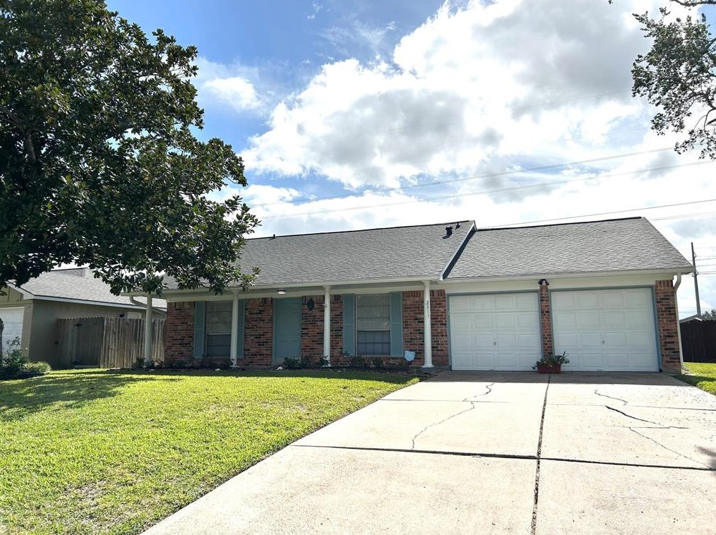 2311 Kingsway Dr, League City, TX 77573