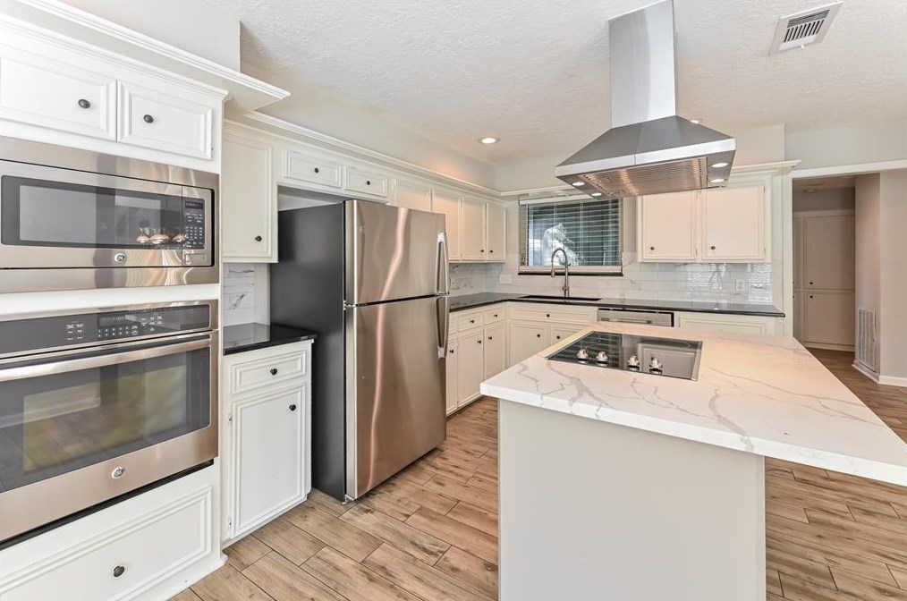 630 S Rivershire Dr, Conroe, TX 77304