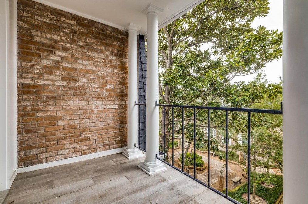 357 Post Oak Ln, Houston TX  77056-1507 exterior