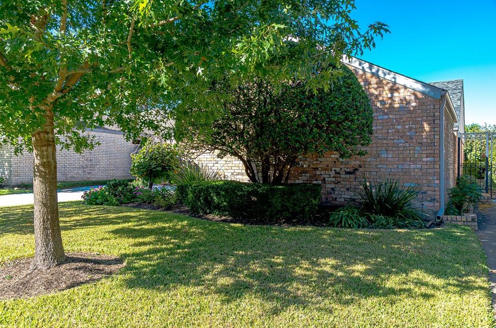 2202 Ashford Hollow Ln, Houston TX  77077-5814 exterior