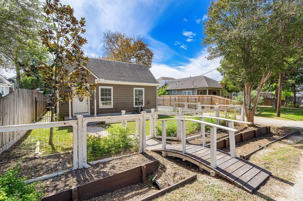 1327 Idylwild St #a, Houston, TX 77009