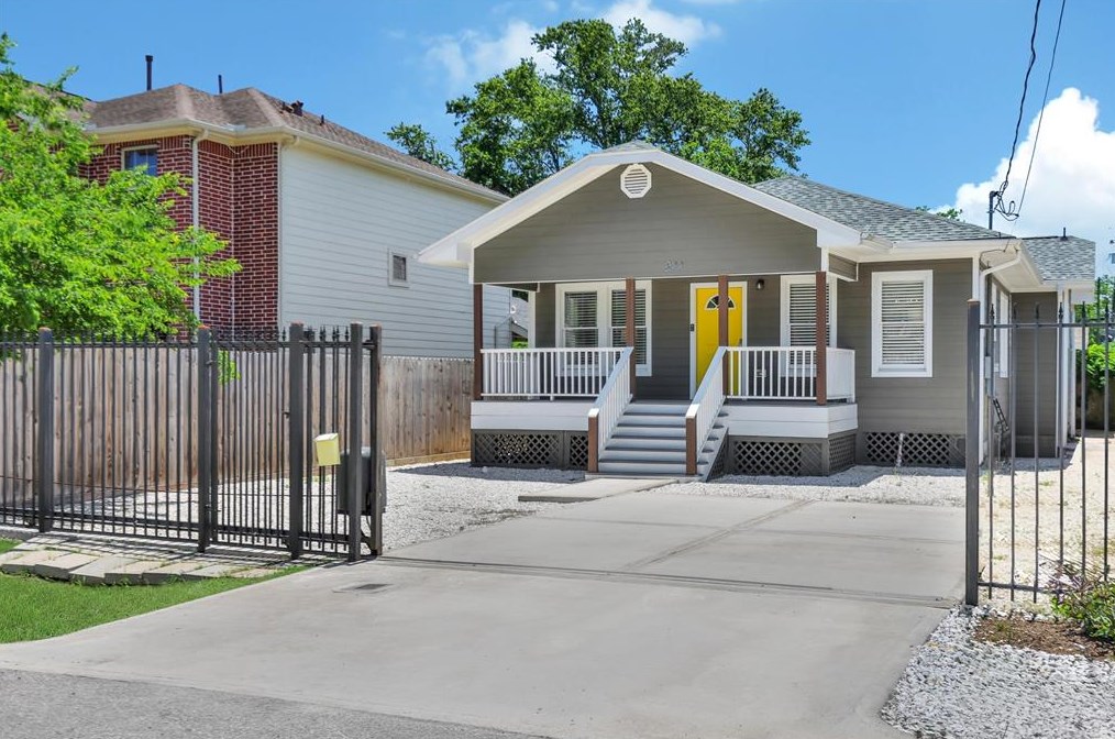 822 40th St, Houston, TX 77022-4738