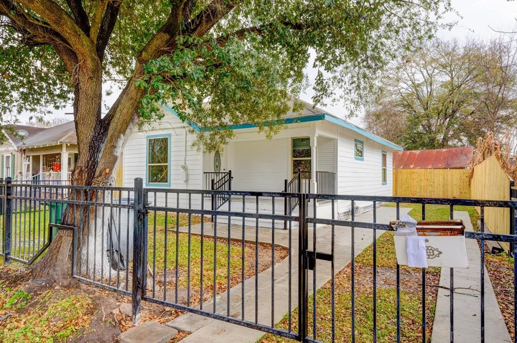 106 Foyce St, Houston, TX 77022-6205
