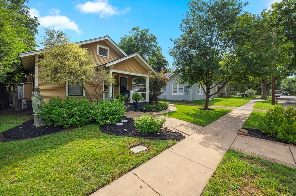 156 2nd Ave, Columbus, TX 78934-1859