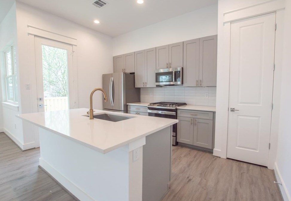 728 38th St, Houston, TX 77022-4708